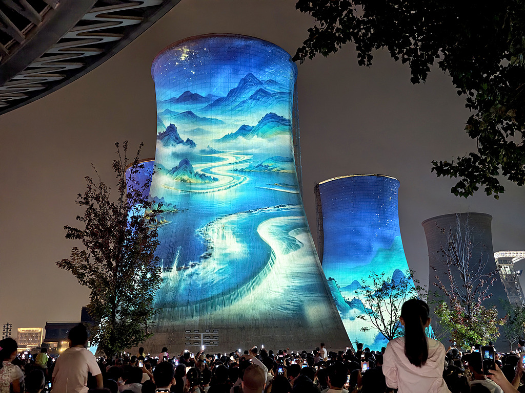 北京：首钢园上演裸眼3D灯光秀