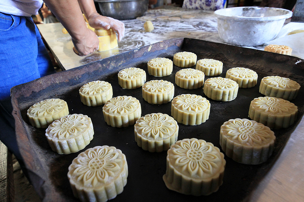 河南鄢陵：中秋临近 村民制作传统月饼