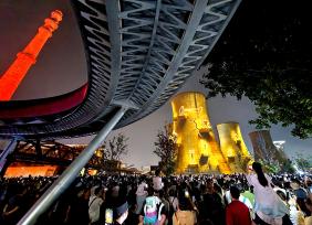 北京：首钢园上演裸眼3D灯光秀