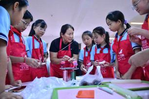 山东郯城：师生制作非遗花馍庆祝教师节
