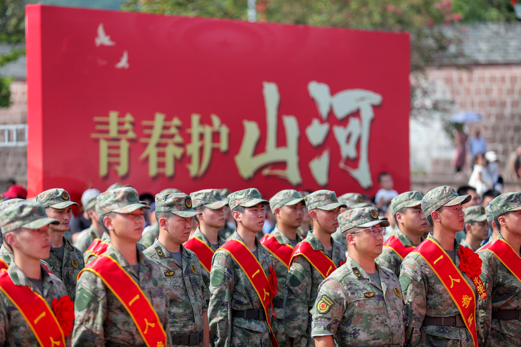 安徽黄山：欢送新兵入伍