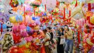 香港：中秋节来临 传统花灯扮靓市场