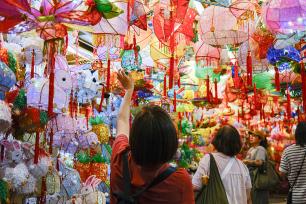 香港：中秋节来临 传统花灯扮靓市场