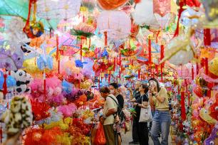 香港：中秋节来临 传统花灯扮靓市场