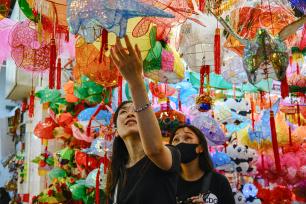 香港：中秋节来临 传统花灯扮靓市场