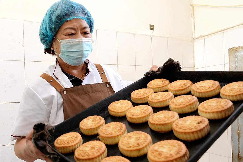 河南济源：工人赶制月饼迎中秋