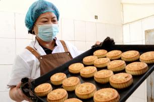 河南济源：工人赶制月饼迎中秋
