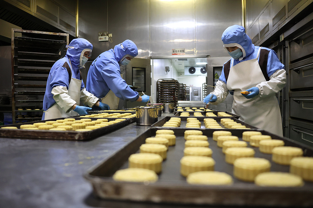 甘肃张掖：中秋临近 月饼生产销售忙
