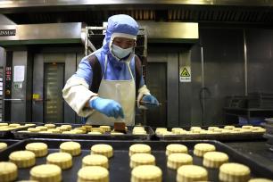 甘肃张掖：中秋临近 月饼生产销售忙