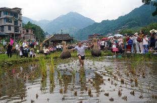广西融水：深山苗寨庆丰收
