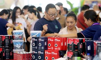 昆明：云南咖啡展吸引市民和客商