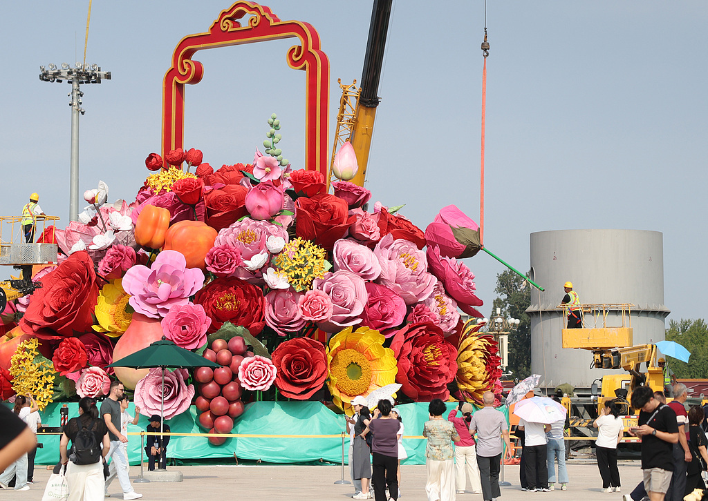 天安门广场“祝福祖国”巨型花篮“上新”