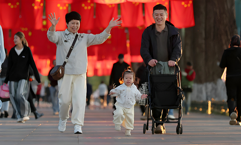黑龙江哈尔滨：喜迎国庆 国旗飘扬松花江畔