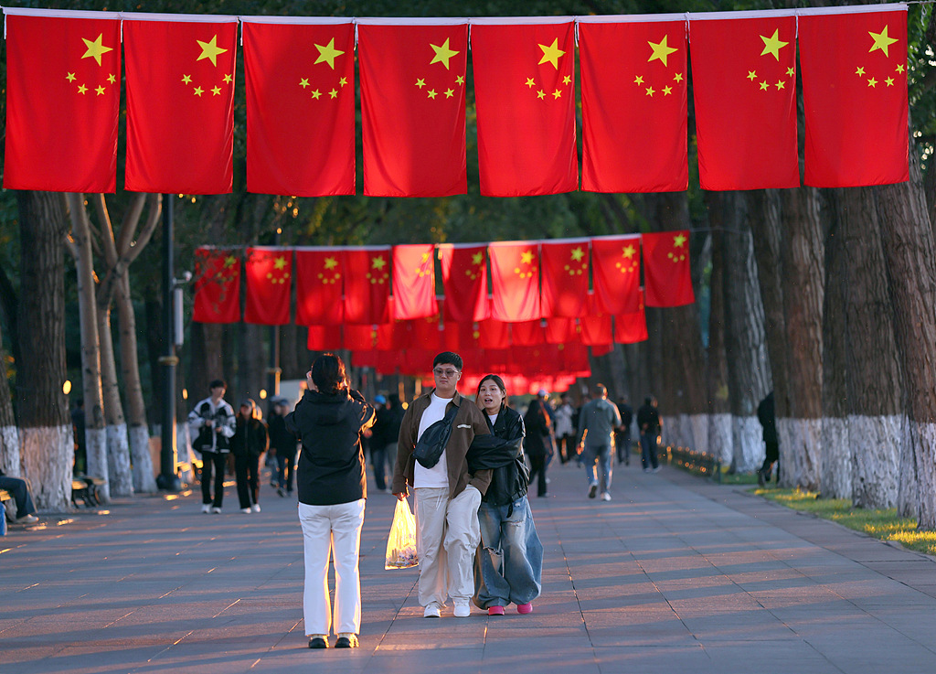 黑龙江哈尔滨：喜迎国庆 国旗飘扬松花江畔