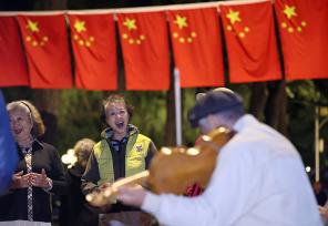 黑龙江哈尔滨：喜迎国庆 国旗飘扬松花江畔