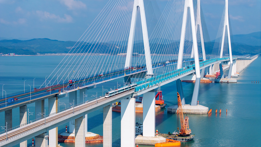 我国首条跨海市域铁路通车运营