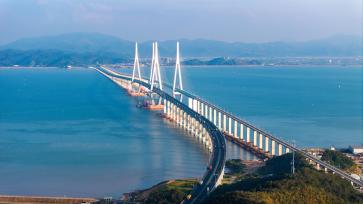 我国首条跨海市域铁路通车运营
