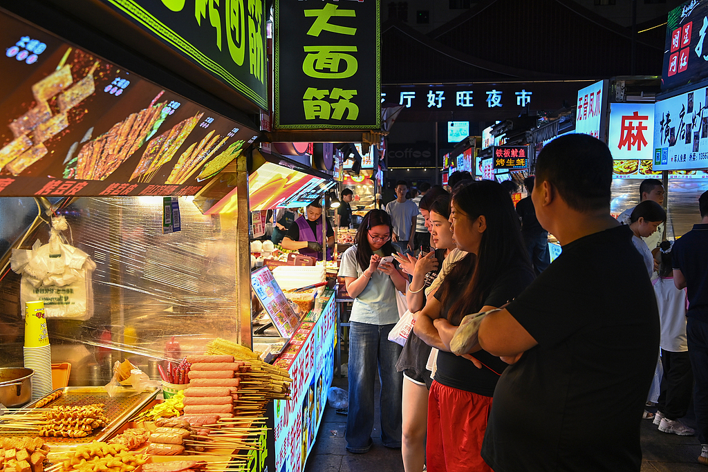 浙江金华：横店夜市烟火升腾人气旺‌