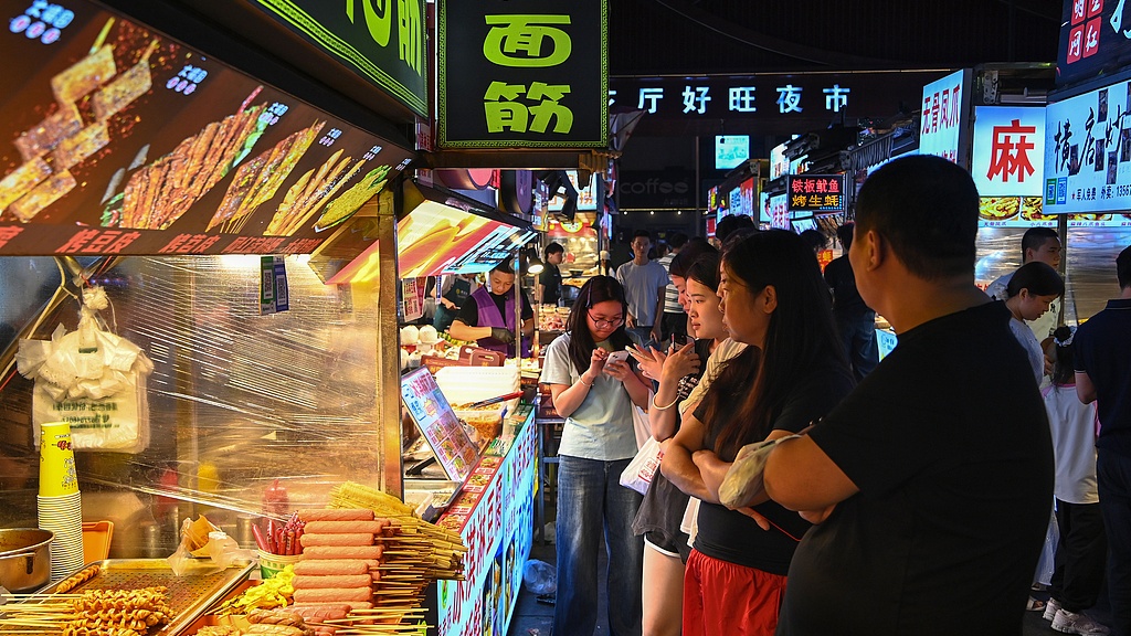 浙江金华：横店夜市烟火升腾人气旺‌