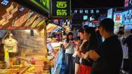 浙江金华：横店夜市烟火升腾人气旺‌