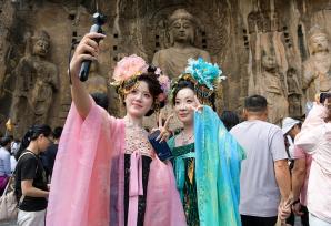 河南洛阳：龙门石窟中秋假期游人如织