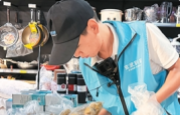 一位乡村跑腿员的“中秋账本”（融观中国）