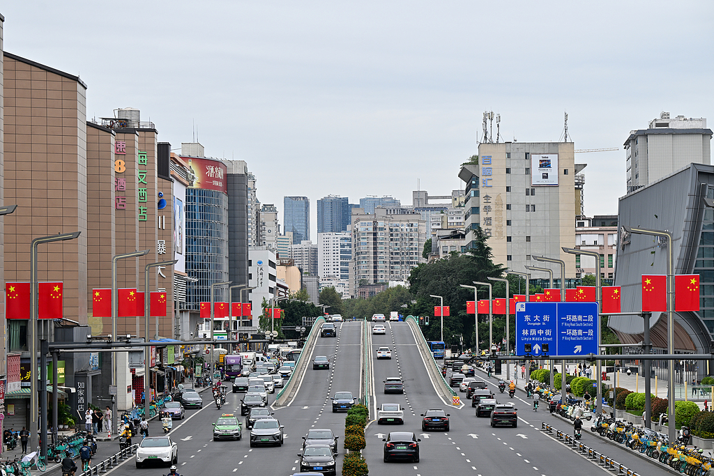 四川成都：红旗满城迎国庆