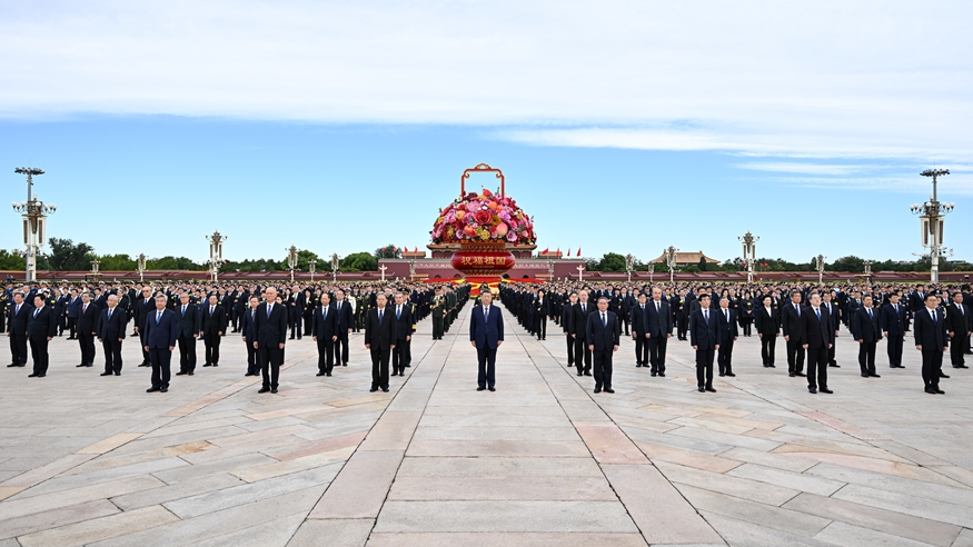习近平等党和国家领导人出席烈士纪念日向人民英雄敬献花篮仪式