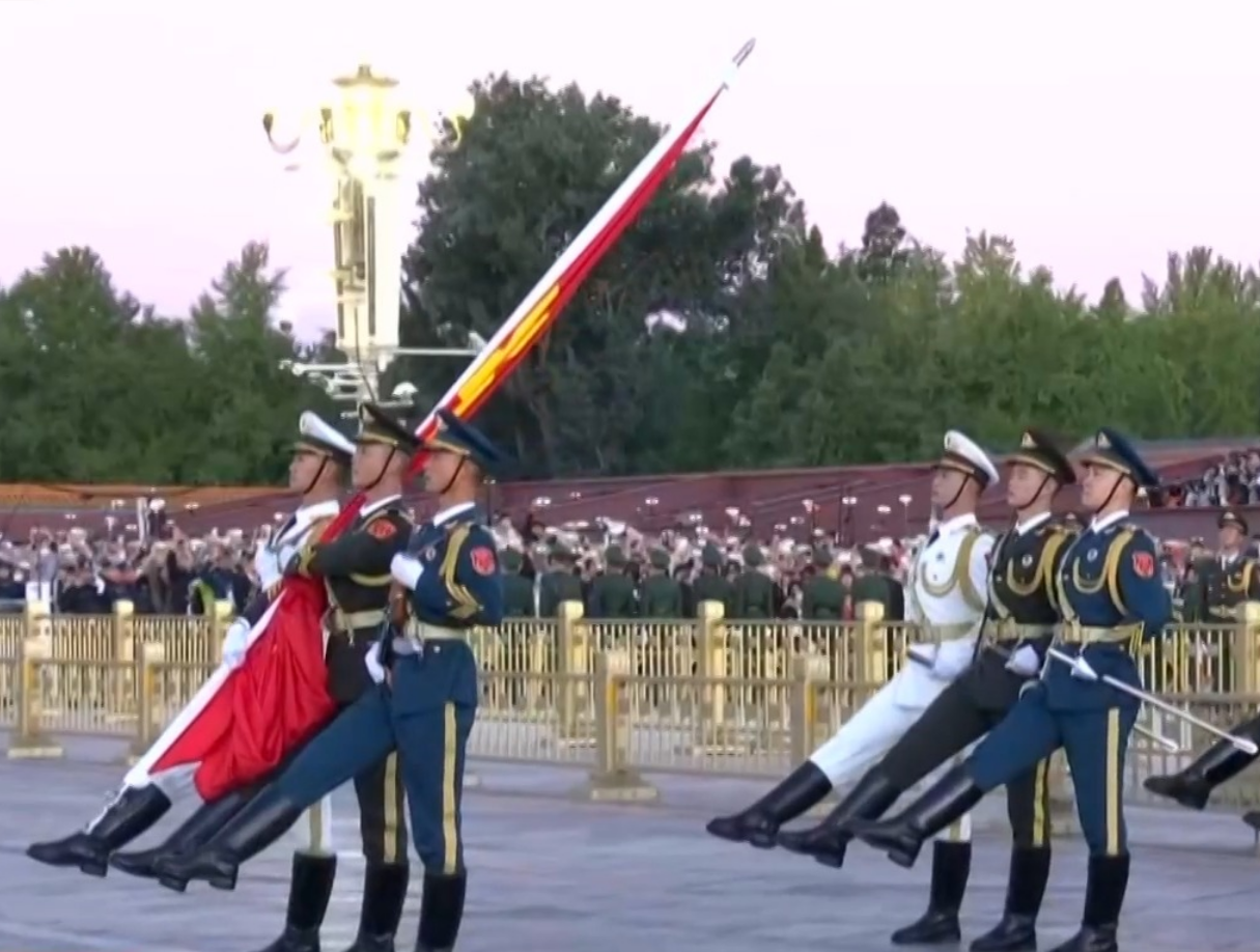 视频丨祝福祖国！天安门广场举行国庆升旗仪式