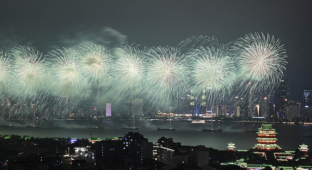 江西南昌：国庆烟花晚会举行