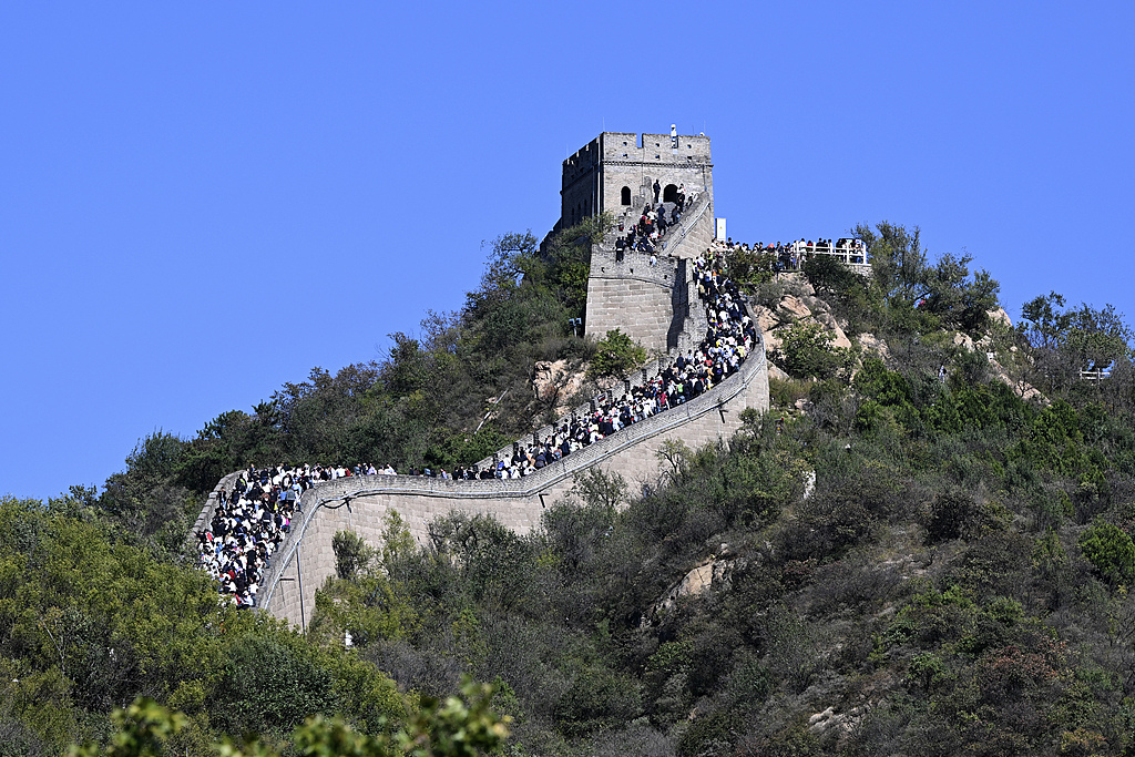 北京：八达岭长城迎来客流高峰