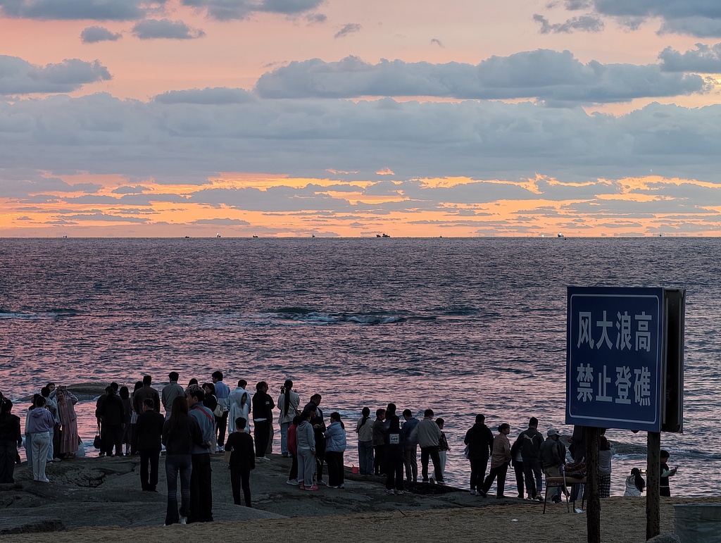 山东日照：假日游人共赏海上晨光