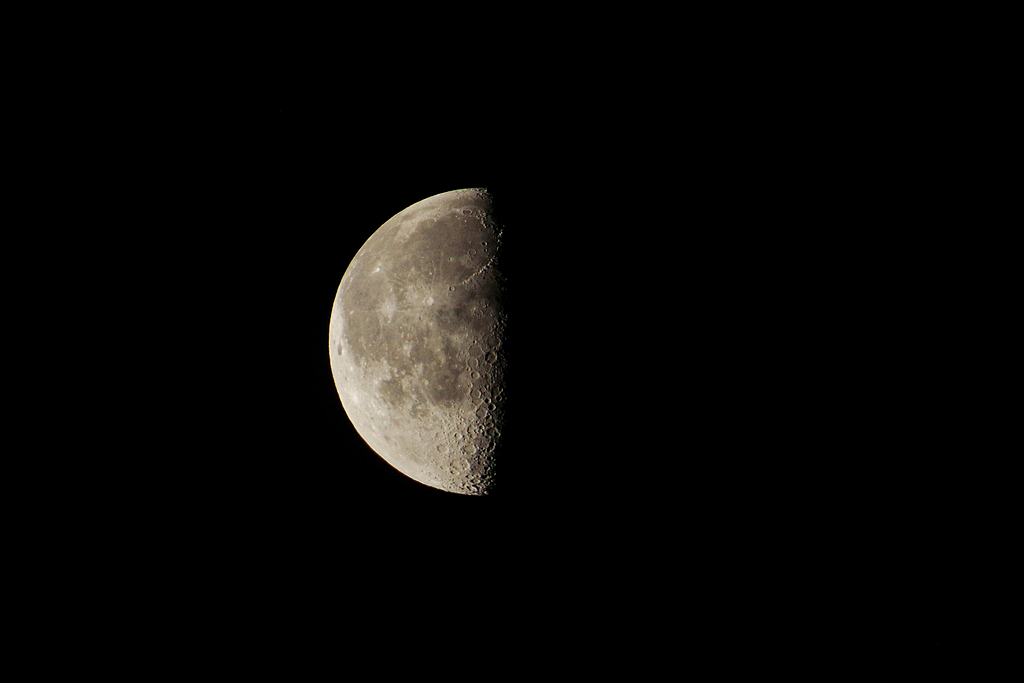 河北邯郸：年内最大下弦月现身夜空