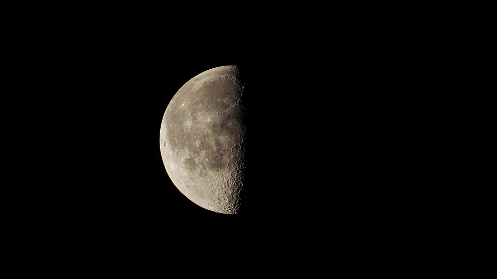 河北邯郸：年内最大下弦月现身夜空