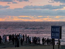 山东日照：假日游人共赏海上晨光