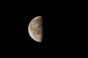 河北邯郸：年内最大下弦月现身夜空