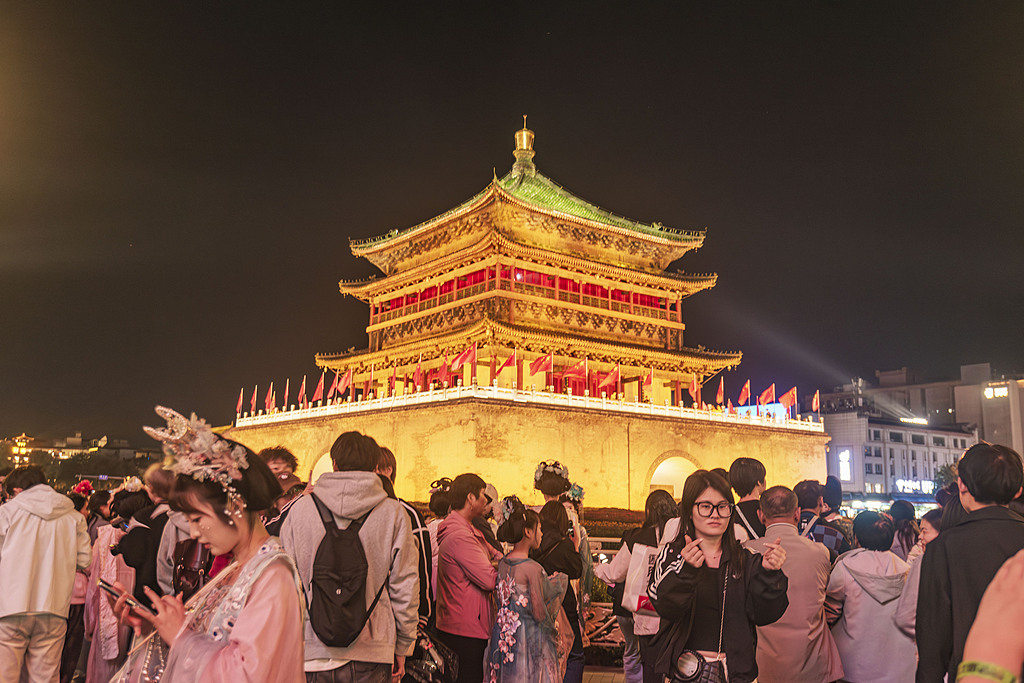 陕西西安：钟楼夜景璀璨迎客流高峰