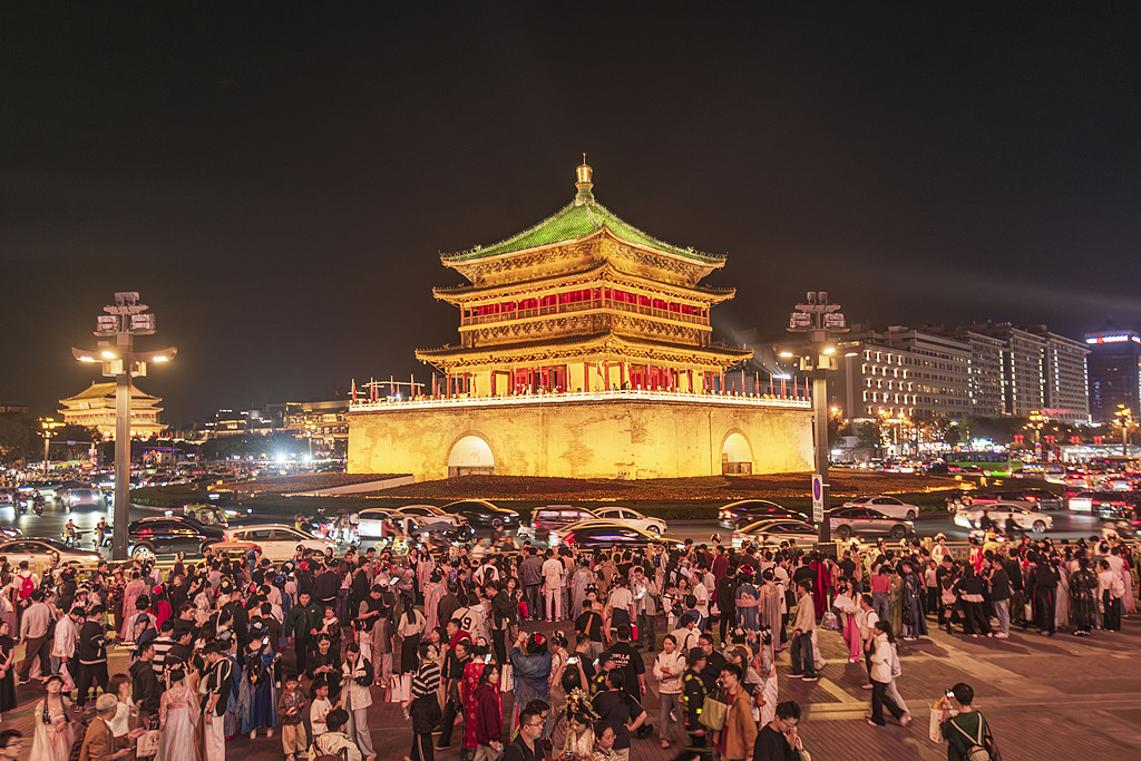 陕西西安：钟楼夜景璀璨迎客流高峰