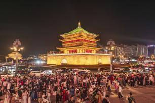 陕西西安：钟楼夜景璀璨迎客流高峰