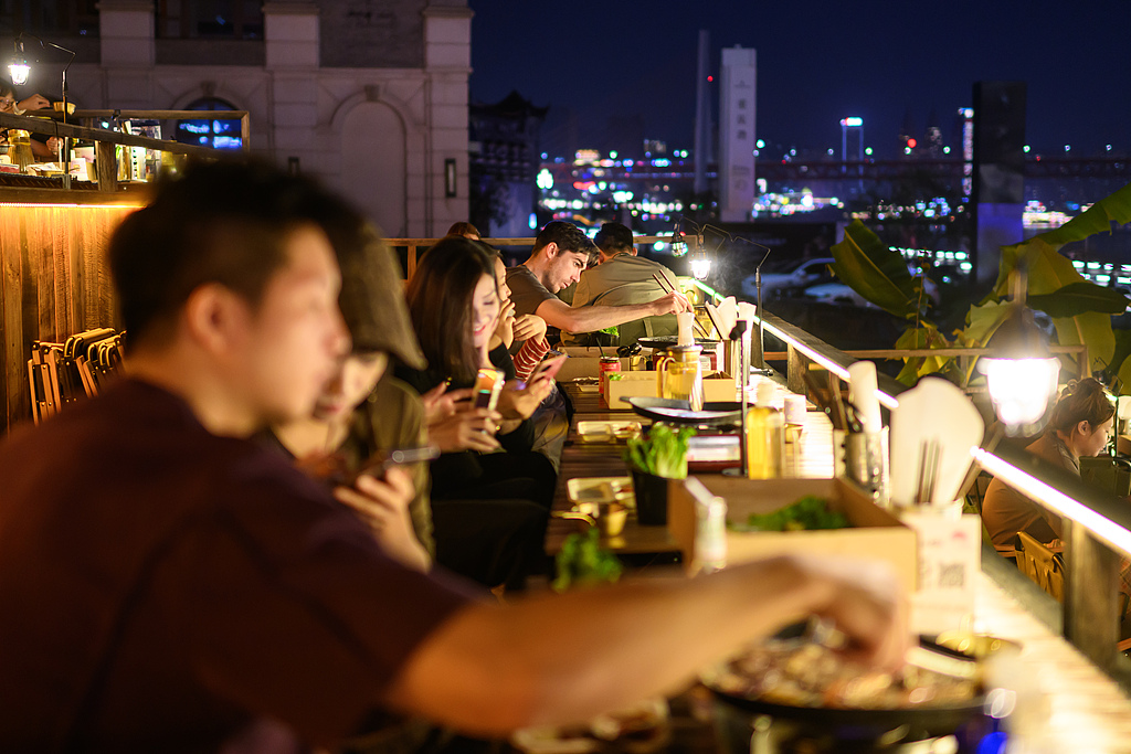 国庆假期重庆夜经济活力足 多彩场景点亮山城