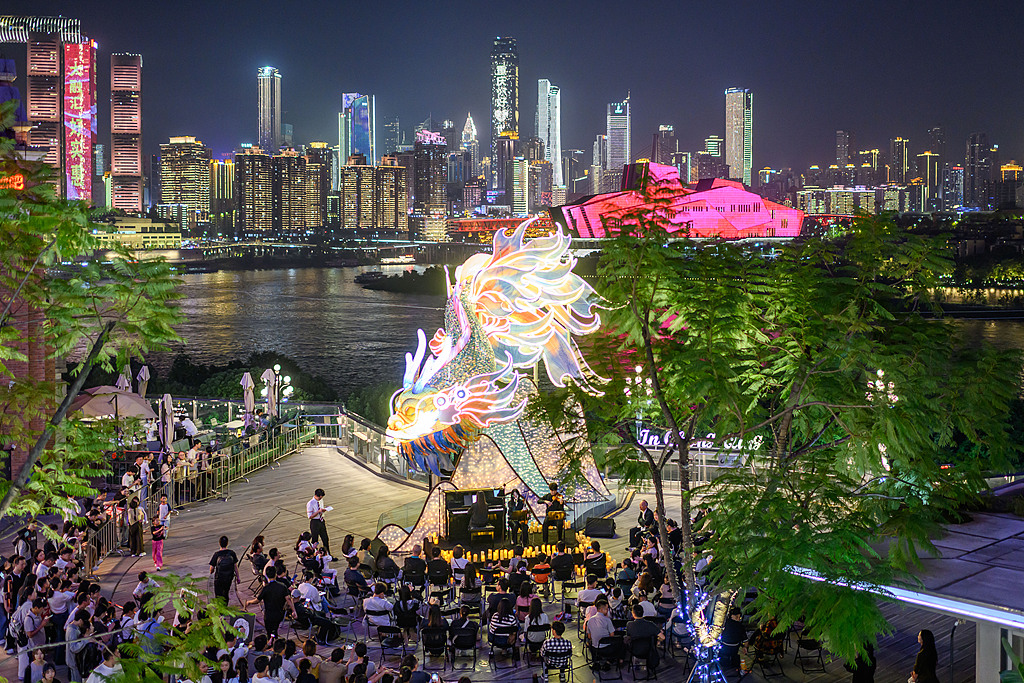 国庆假期重庆夜经济活力足 多彩场景点亮山城