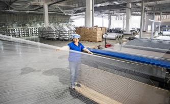江苏海安：工人在车间内加工化纤产品