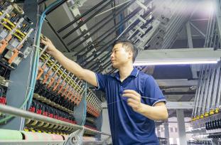 江苏海安：工人在车间内加工化纤产品