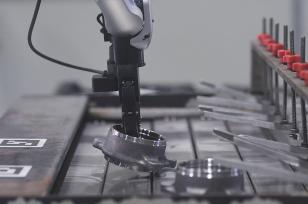 浙江杭州：人形机器人在生产线上作业