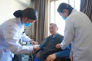 浙江嘉兴：海警医院开展重阳节上门义诊活动
