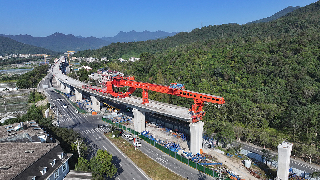 浙江台州：工人进行市域铁路架梁作业