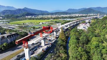 浙江台州：工人进行市域铁路架梁作业