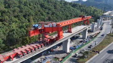 浙江台州：工人进行市域铁路架梁作业
