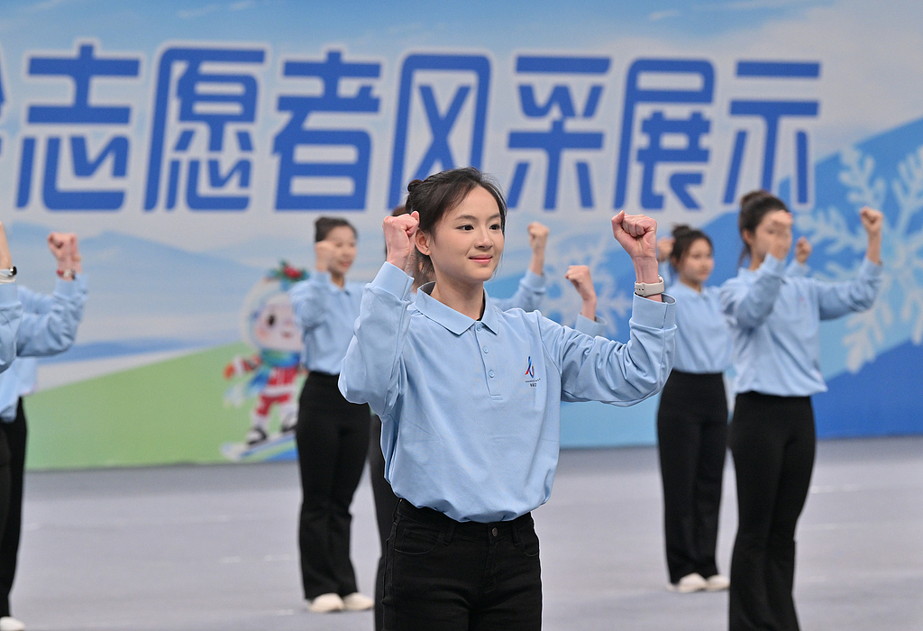 吉林长春：大冬会志愿者秀青春风采