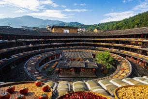 福建龙岩：永定初溪土楼晒秋